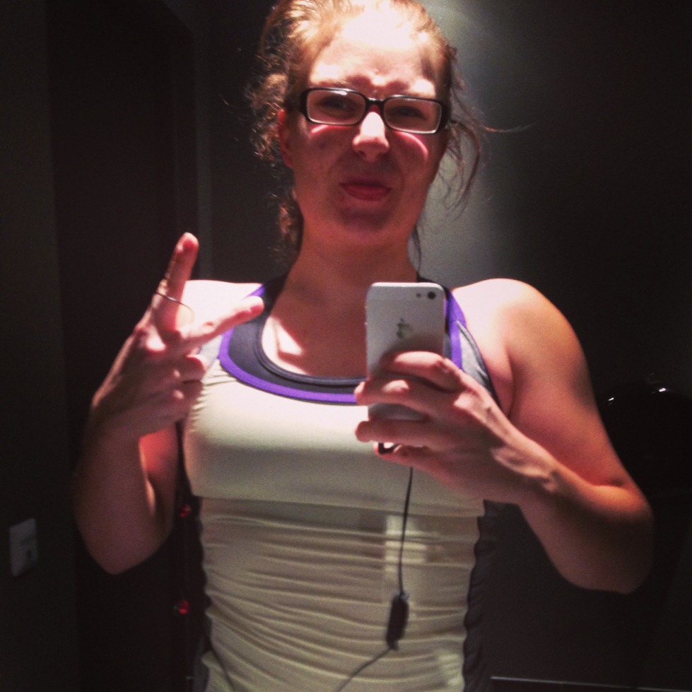 Hyvänä bloggaajana keskityin tänään treeniin ja jätin puhelimen koppiin. Ei kuvia treenistä, kehityksestä eikä salista.