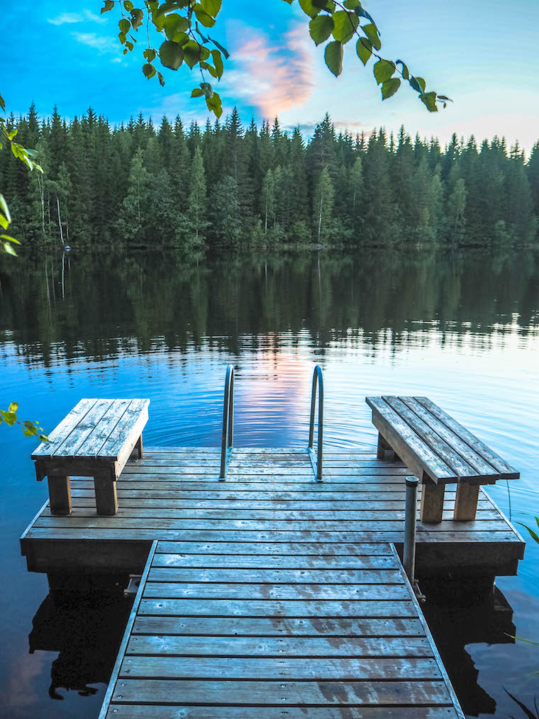 juhannus, mökki, kesä, auringonlasku, tauko, suomi, itä-suomi, kuopio, leppävirta, tyyni, järvi, visit finland, janina pohja, Fit Times, laituri, aamu-uinti