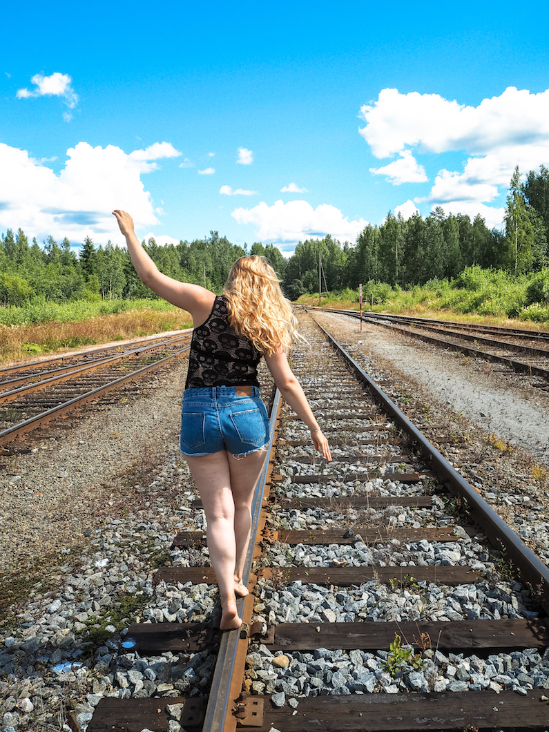 Janina Pohja, Fit Times, bloggaaja, hyvinvointi, vastoinkäymisiä, junarata, Mänttä, Keski-Suomi, kuvaukset, raiteet