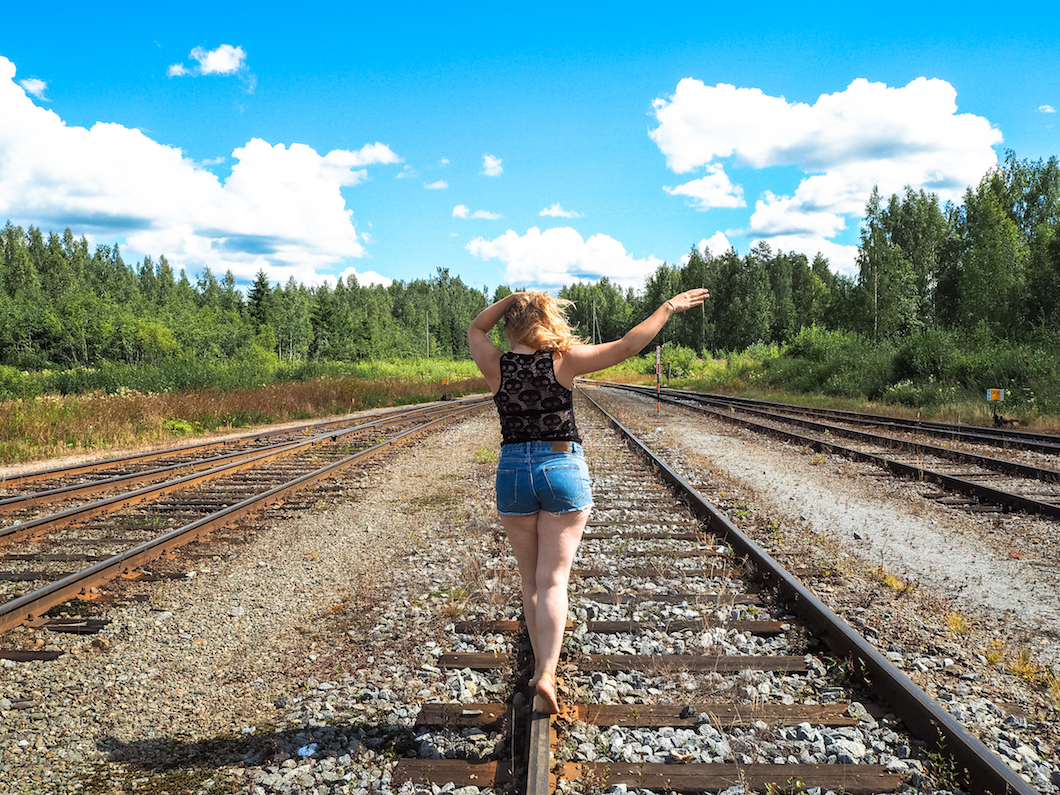 Janina Pohja, Fit Times, bloggaaja, hyvinvointi, vastoinkäymisiä, junarata, Mänttä, Keski-Suomi, kuvaukset, raiteet