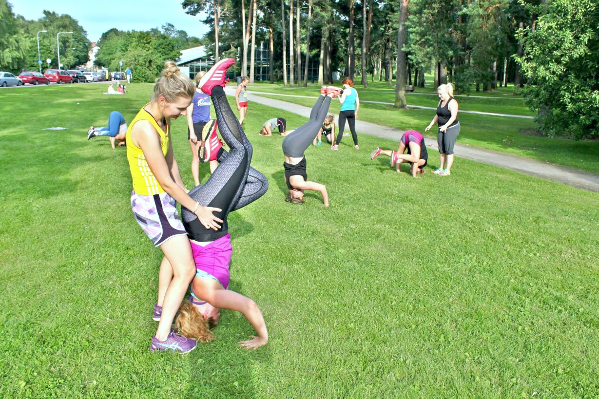 Janina Pohja, Fit Times, MT Personal Training, treeniryhmä, ulkotreeni, päälläseisonta, käsilläseisonta, temppuilu, kehonpainotreenit, apua, onnistuminen, harjoittelu, Tuukka Pursiainen, Monna Treenaa, Emmi Lehtomaa, yhteistyö, bloggaaja