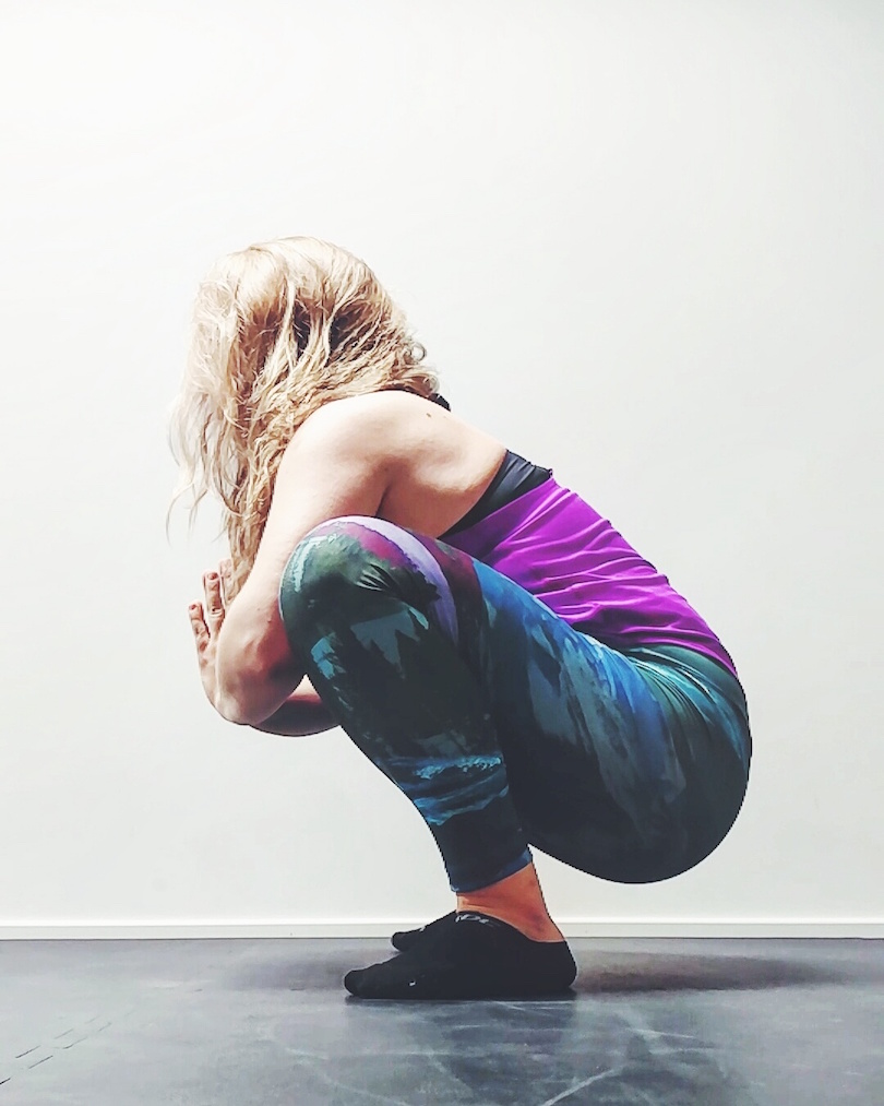 Janina Michaela, rauhoittuminen, kuunteleva keho, kuinka rauhoittua, kiitollinen, mistä olet kiitollinen, bloggaaja, hyvinvointi, joulurauha, venyttely