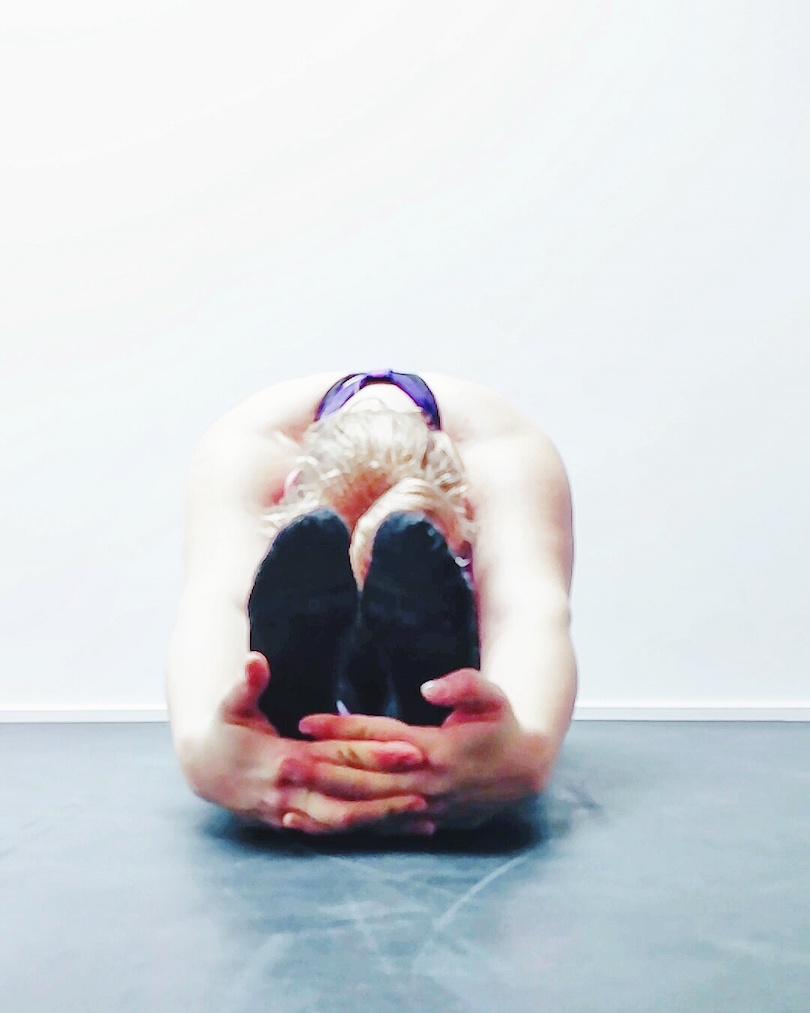 Janina Michaela, rauhoittuminen, kuunteleva keho, kuinka rauhoittua, kiitollinen, mistä olet kiitollinen, bloggaaja, hyvinvointi, joulurauha, venyttely