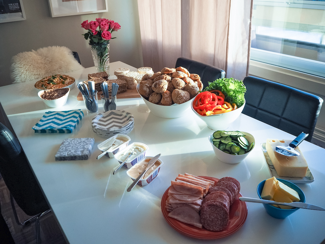 juhlatarjoilut, mitä tarjoilla, helppoa, nopeaa, halvat tarjoilut, tarjoilut illlanistujaisiin, tarjoilut ylioppilasjuhliin, tarjoilut valmistujaisiin, mitä tarjoilla ristiäisissä, mitä tarjoilla rippijuhlissa, mitä tarjoilla, tarjoiluehdotuksia, tarjoile näitä, herkulliset tarjoilut, Janina Michaela, lifestyle-bloggaja, blogi