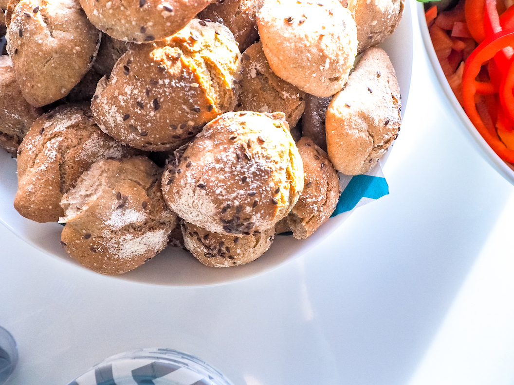 rapeakuoriset sämpylät, helpot sämpylät, sämpyläohje, tuorehiiva, sämpyläresepti, aamupala, mitä tarjoilla brunssilla, viikonloppubrunssi, Janina Michaela, bloggaaja, lifestyle-blogi, Sikke Sumari