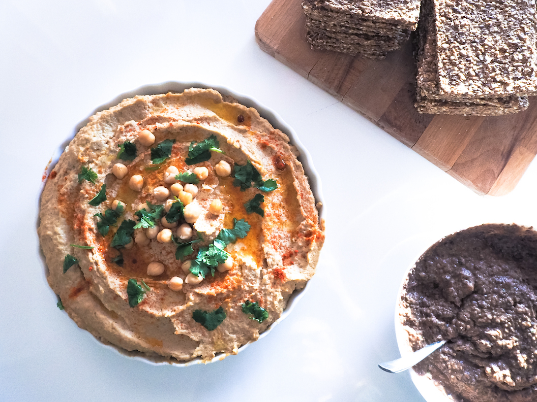 helppo hummusresepti, mustapaputahna, lifestyle-bloggaaja, ruokabloggaaja, helppoja reseptejä, juhlatarjoilut, mitä tarjoilla juhlissa, tarjoiluehdotus, kotikokki, mustapaputahnaresepti