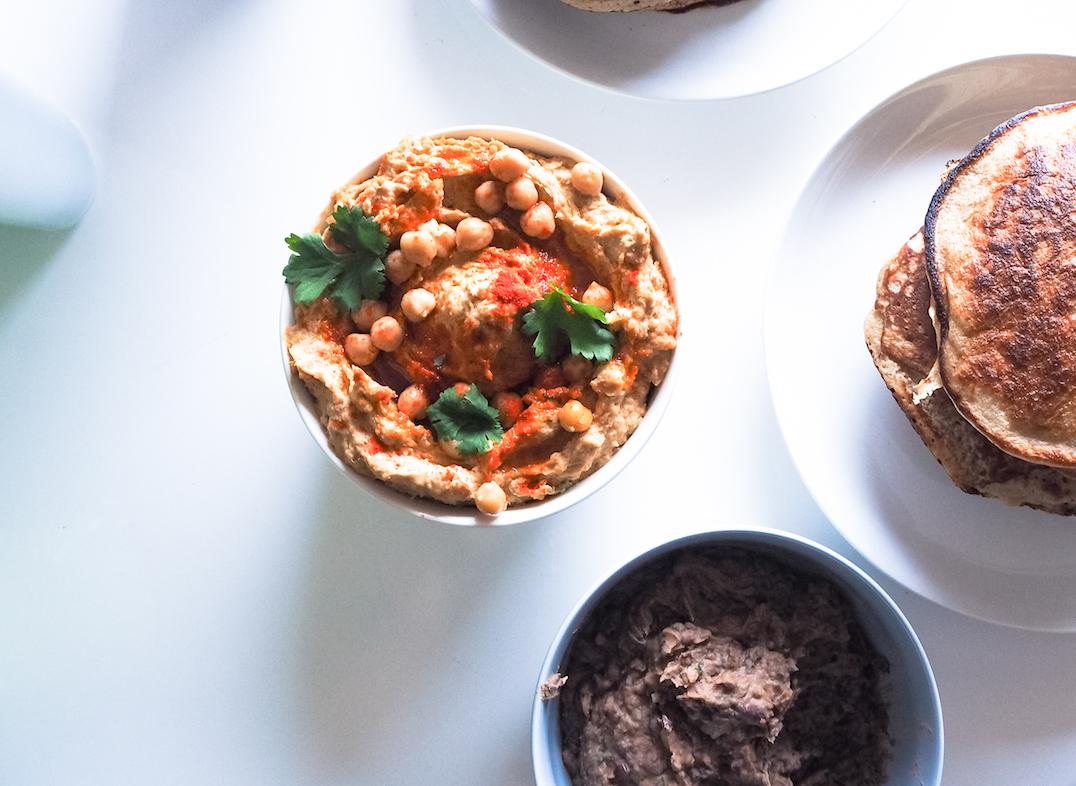 helppo hummusresepti, mustapaputahna, lifestyle-bloggaaja, ruokabloggaaja, helppoja reseptejä, juhlatarjoilut, mitä tarjoilla juhlissa, tarjoiluehdotus, kotikokki, mustapaputahnaresepti