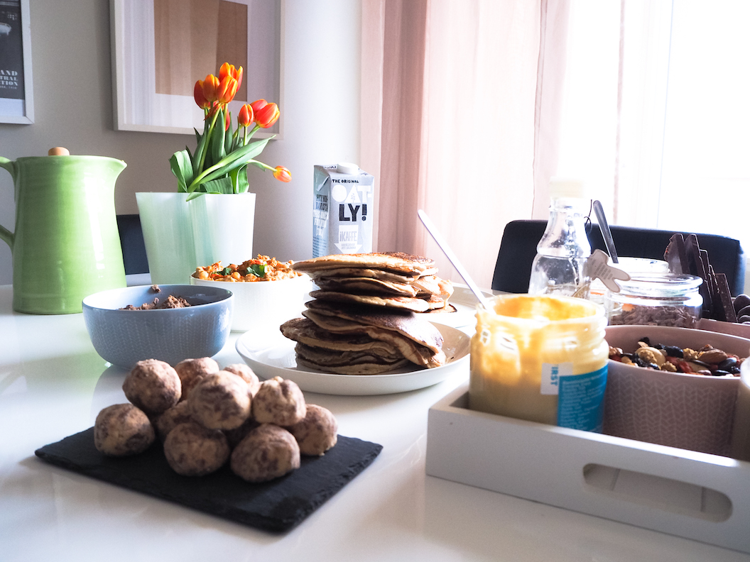 mitä pöytään brunssille, brunssi-ideoita, Foodin, Janina Michaela, banaanipannukakut, lifestyle-bloggaaja, ystävät