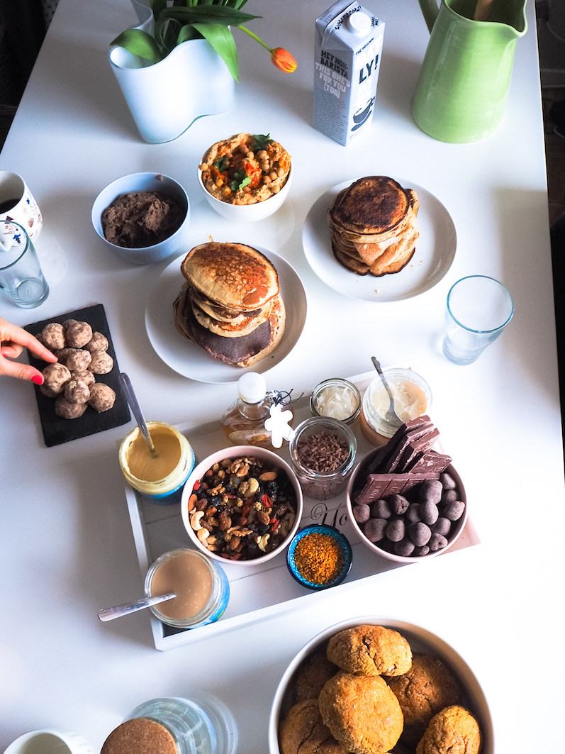 mitä pöytään brunssille, brunssi-ideoita, Foodin, Janina Michaela, banaanipannukakut, lifestyle-bloggaaja, ystävät